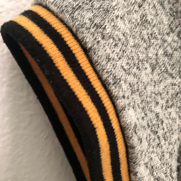 Gray and yellow fitted croptop - Picture 4 of 4